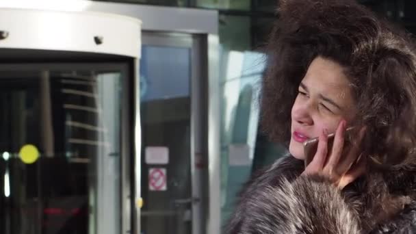 Ung Lockig Flicka Vinterkläder Pratar Smartphone Dagtid Modern Stads Bakgrund — Stockvideo