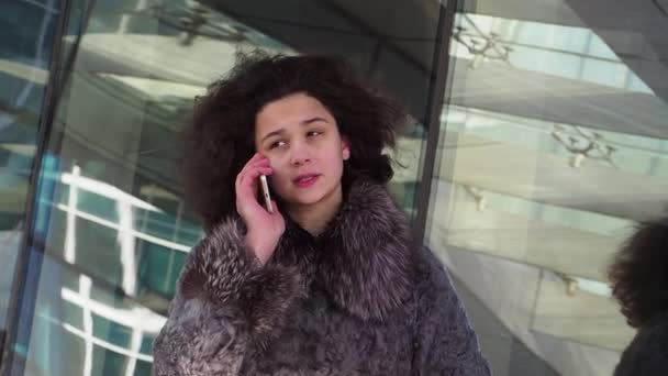 Young Curly Girl Winter Clothes Talking Smartphone Daytime Modern City — Stock Video