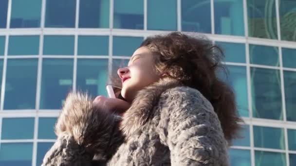 Ung Lockig Flicka Vinterkläder Pratar Smartphone Dagtid Modern Stads Bakgrund — Stockvideo