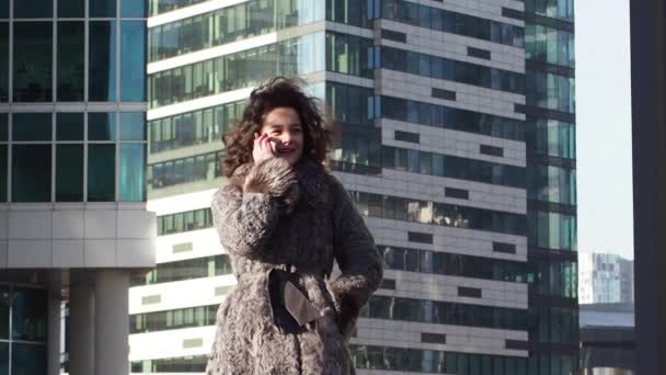 Young Curly Girl Winter Clothes Talking Smartphone Daytime Modern City — Stock Video