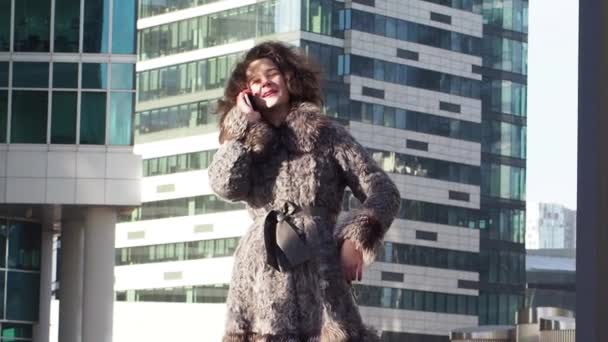Young Curly Girl Winter Clothes Talking Smartphone Daytime Modern City — Stock Video