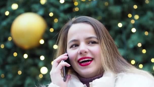 Chica Rubia Joven Hablando Teléfono Inteligente Borrosa Fondo Del Árbol — Vídeos de Stock