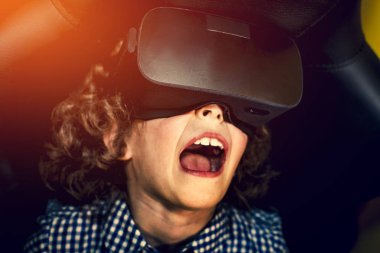 Sanal gerçeklik gözlüğü kullanan heyecanlı küçük çocuk. Seçici odak. Close.