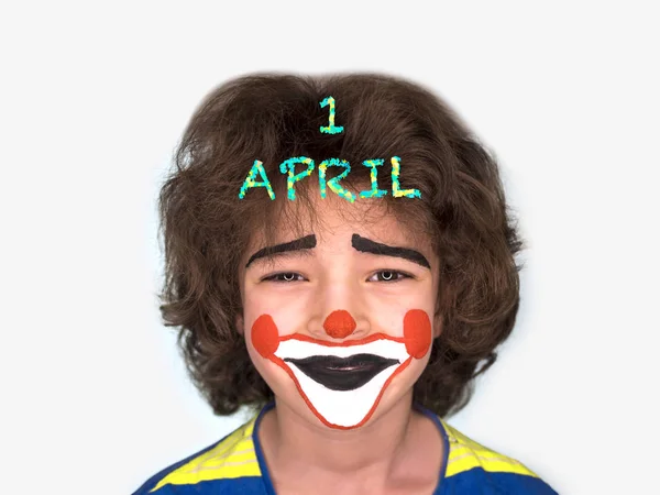 小可爱的微笑男孩与脸像小丑看着相机 哑剧般的表情 愚人节 4月1日 在灰色上隔离 — 图库照片