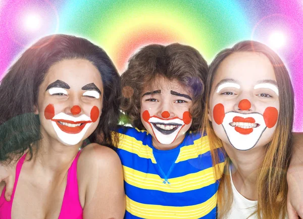 Две Сестры Подростки Младший Брат Роли Клоунов Позирующих Ярким Красочным — стоковое фото