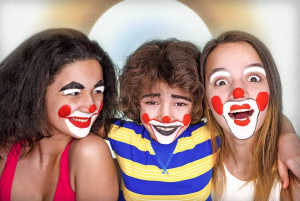 Twee Tiener Zusters Een Broertje Rol Van Clowns Poseren Heldere — Stockfoto