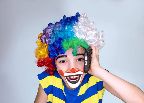 Πορτραίτο Του Παιδί Ευτυχισμένο Αστείο Κλόουν Κρατώντας Smartphone Και Απολαμβάνοντας — Φωτογραφία Αρχείου