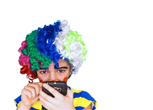 Portret Zabawny Clown Kid Trzymając Smartphone Wpisując Tekst Koncepcja Pantomimic — Zdjęcie stockowe