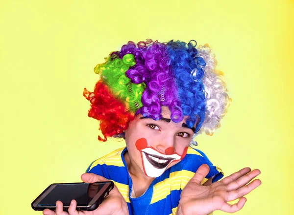 Portret Szczęśliwy Zabawny Klaun Dziecko Trzyma Smartphone Ciesząc Się Dobrą — Zdjęcie stockowe