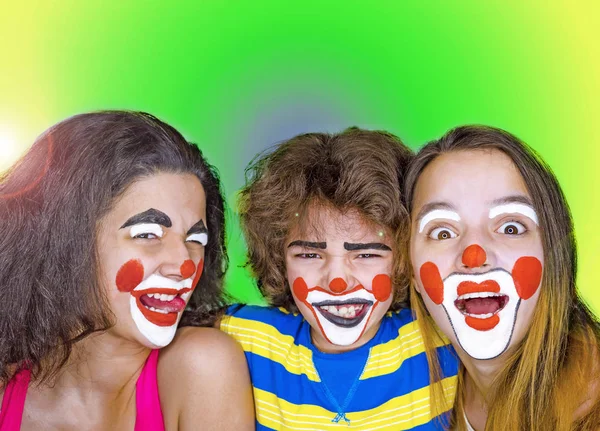 Dos Hermanas Adolescentes Hermano Pequeño Papel Payasos Posando Fondo Colorido — Foto de Stock