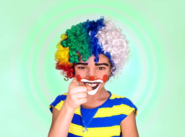 英俊的小男孩笑和点手指 小可爱的男孩与脸像小丑 哑剧般的表情 4月1日愚人节 — 图库照片