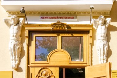 Rostov-on-Don, Rusya-14 Ekim, 2012: pedagojik Enstitüsü SFU. Üniversite ve Üniversite Yönetim Binası. binanın girişi antika heykeller, iki erkek figürleri ile dekore edilmiştir.