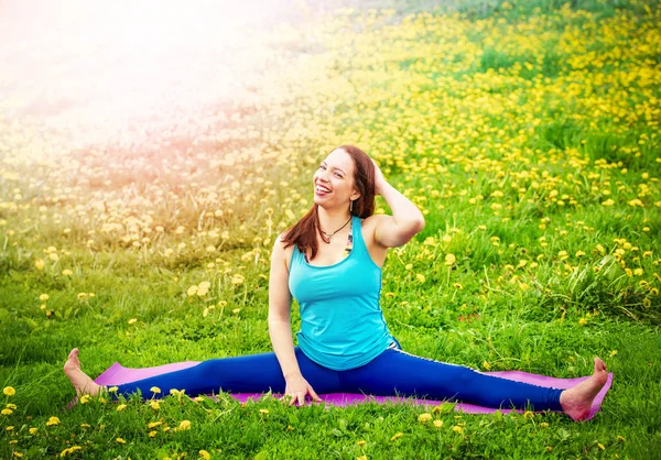 Mädchen Beim Dehnen Schöne Junge Frau Macht Stretching Übung Auf — Stockfoto