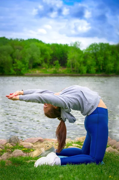 Junges Mädchen Treibt Sport Der Natur Gesunder Lebensstil Flexibles Kind — Stockfoto