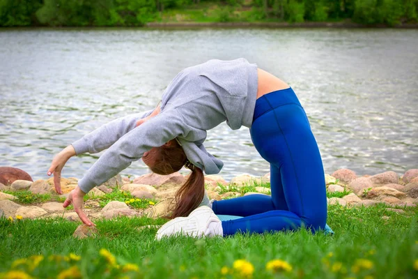 Junges Mädchen Treibt Sport Der Natur Gesunder Lebensstil Flexibles Kind — Stockfoto