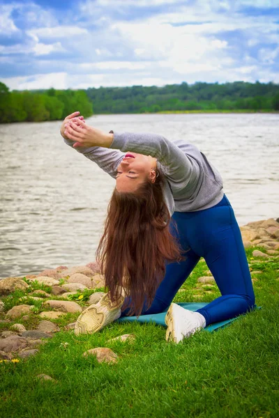 Junges Mädchen Treibt Sport Der Natur Gesunder Lebensstil Flexibles Kind — Stockfoto