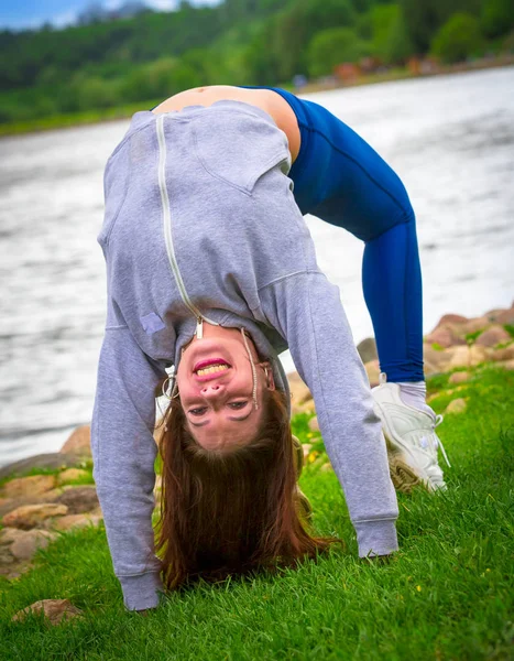 Junges Mädchen Treibt Sport Der Natur Gesunder Lebensstil Flexibles Kind — Stockfoto