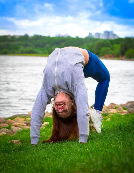 Junges Mädchen Treibt Sport Der Natur Gesunder Lebensstil Flexibles Kind — Stockfoto