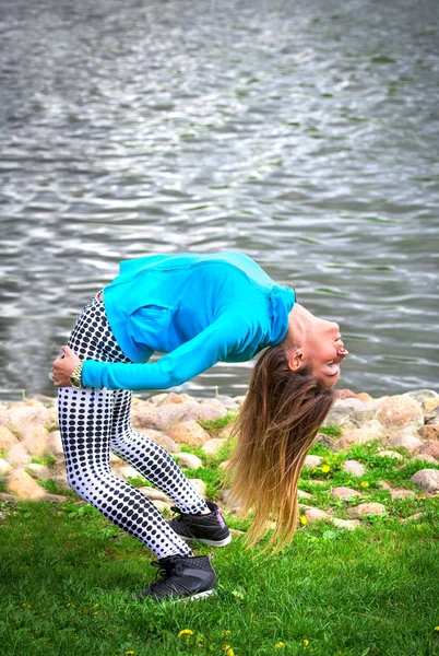 Chica Joven Entra Los Deportes Naturaleza Estilo Vida Saludable Flaxible — Foto de Stock