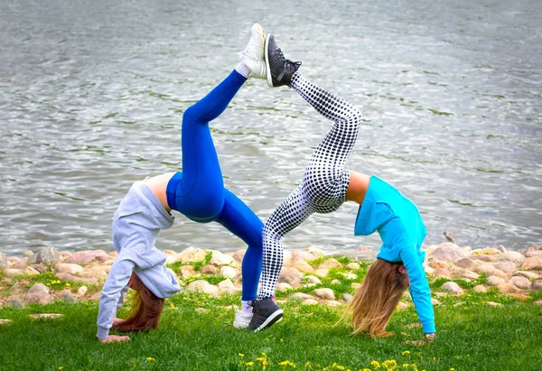 Dos Mujeres Caucásicas Medias Zapatillas Deporte Haciendo Ejercicios Yoga Fondo — Foto de Stock