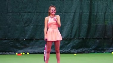 Tenis kortunda tenis oynayan spor giyim güzellik genç kadın, yavaş hareket