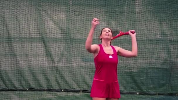 テニスコートでテニスをするスポーツウェアの美しい若い女性 スローモーション — ストック動画