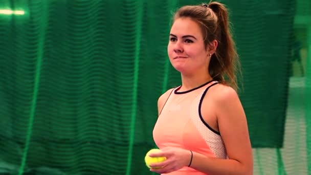 Belleza Mujer Joven Ropa Deportiva Jugando Tenis Cancha Tenis Cámara — Vídeos de Stock