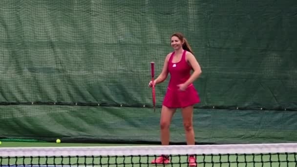 Belleza Mujer Joven Ropa Deportiva Jugando Tenis Cancha Tenis Cámara — Vídeos de Stock