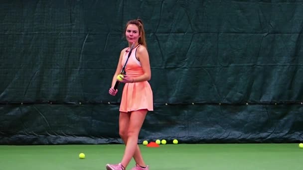穿着运动服的年轻女子在网球场打网球 慢动作 — 图库视频影像