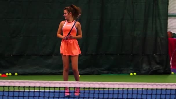 Schoonheid Jonge Vrouw Sportswear Playing Tennis Bij Tennis Court Slow — Stockvideo