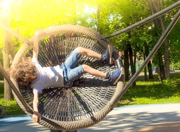 Chico Alegre Balanceándose Nido Oscilante Entretenimiento Para Preescolares Aire Libre —  Fotos de Stock