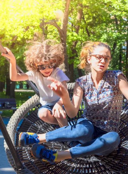 2人の子供の小さな笑い家族がブランコでスイング 幸せな子供時代のコンセプトイメージ — ストック写真