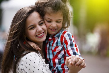 neşeli kız ve erkek eğlence içinde açık sarılma portresi