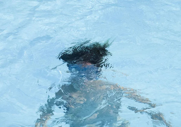 引退した男は 彼がプールで泳いでいる間 彼らはスポーツやレクリエーションの概念に弱いので 溺れている — ストック写真