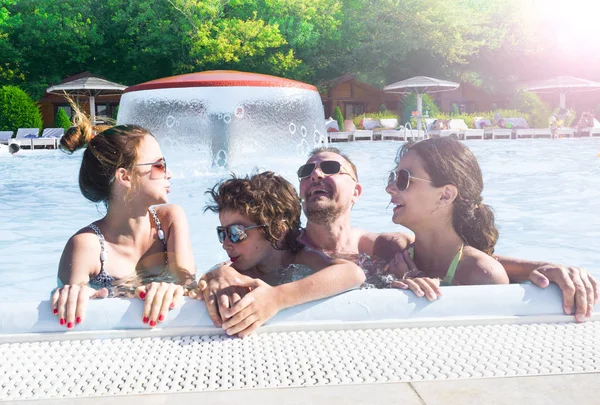 Šťastná Rodina Bazénu Bavíte Vodě Matka Třemi Dětmi Užívajícími Aqupark — Stock fotografie