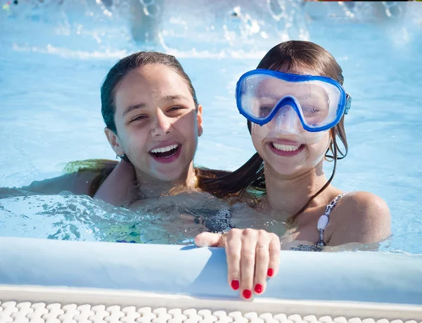 Dvě Šťastné Děti Hrají Koupaliště Aquaparku Dne Lidé Baví Venku — Stock fotografie