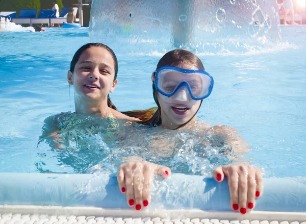 Dvě Šťastné Děti Hrají Koupaliště Aquaparku Dne Lidé Baví Venku — Stock fotografie
