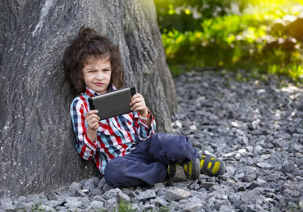 Мальчик Играет Планшетным Открытом Воздухе Лесом Заднем Плане Концепция Компьютерной — стоковое фото