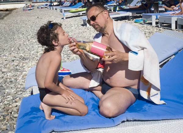 Ritratto Padre Che Acqua Suo Bel Ragazzo Assetato Sulla Spiaggia — Foto Stock