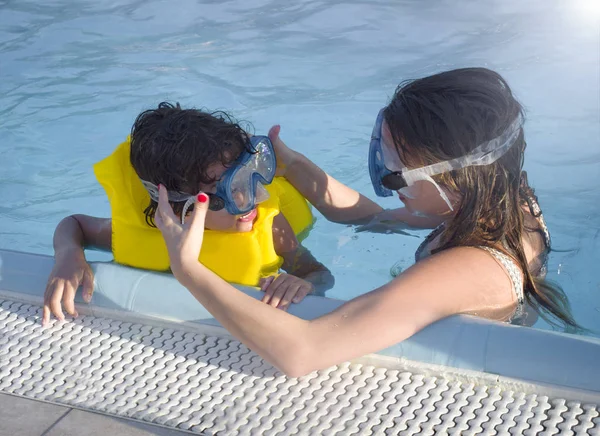 Starší Sestra Pomáhala Malému Bratrovi Plaveckým Maskím Děti Bazénu Dne — Stock fotografie