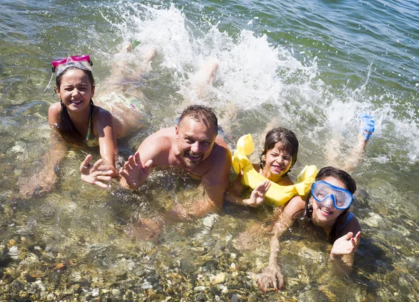 Grote Gelukkige Familie Vakantie Het Strand Vader Drie Kinderen Liggen — Stockfoto