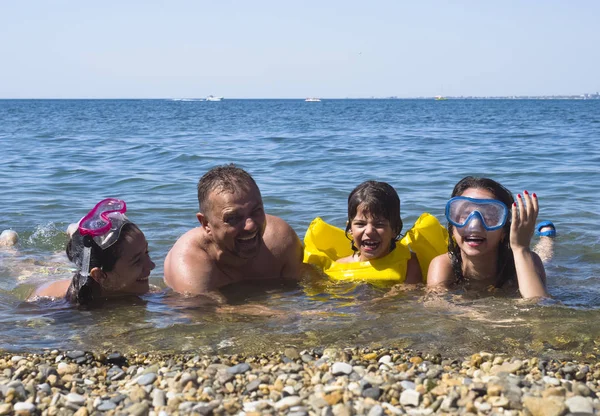 Grote Gelukkige Familie Vakantie Het Strand Vader Drie Kinderen Liggen — Stockfoto