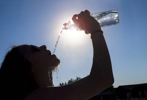 Жінка Пляшку Води Дівчина Воду Фоні Заходу Сонця — стокове фото