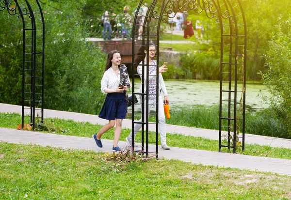 Dos Amigos Paseando Por Parque Parque Tradicional Ruso Moscú Chicas — Foto de Stock