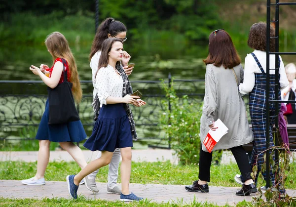 Dois Amigos Que Andam Parque Parque Tradicional Russo Moscou Meninas — Fotografia de Stock