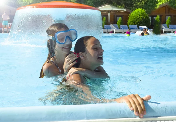 Dvě Šťastné Děti Hrají Dne Bazénu Koncepce Přátelské Rodiny — Stock fotografie