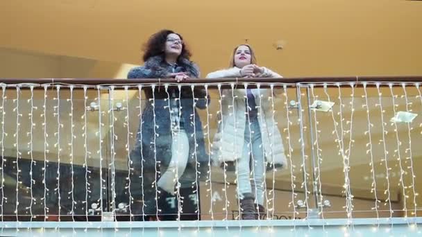 Twee Meisjes Winterkleren Praten Het Winkelcentrum Tijdens Het Winkelen Slow — Stockvideo