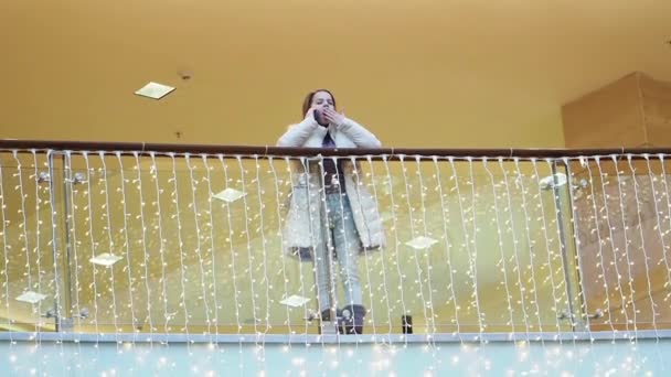 Giovane Ragazza Bionda Che Parla Smartphone Durante Shopping Centro Commerciale — Video Stock