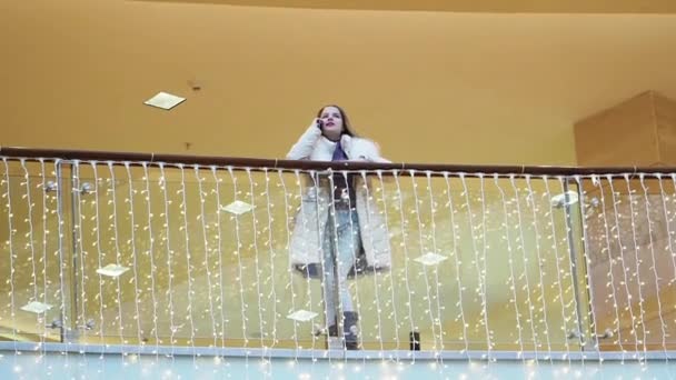 Giovane Ragazza Bionda Che Parla Smartphone Durante Shopping Centro Commerciale — Video Stock