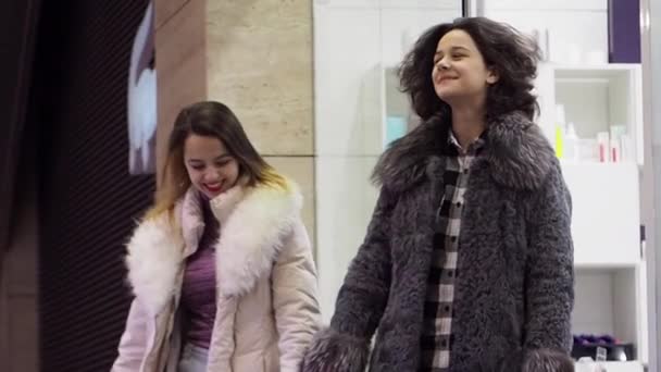 Dwie Dziewczyny Zimie Ubrania Chodzenie Centrum Handlowym Torby Zakupy Rękach — Wideo stockowe